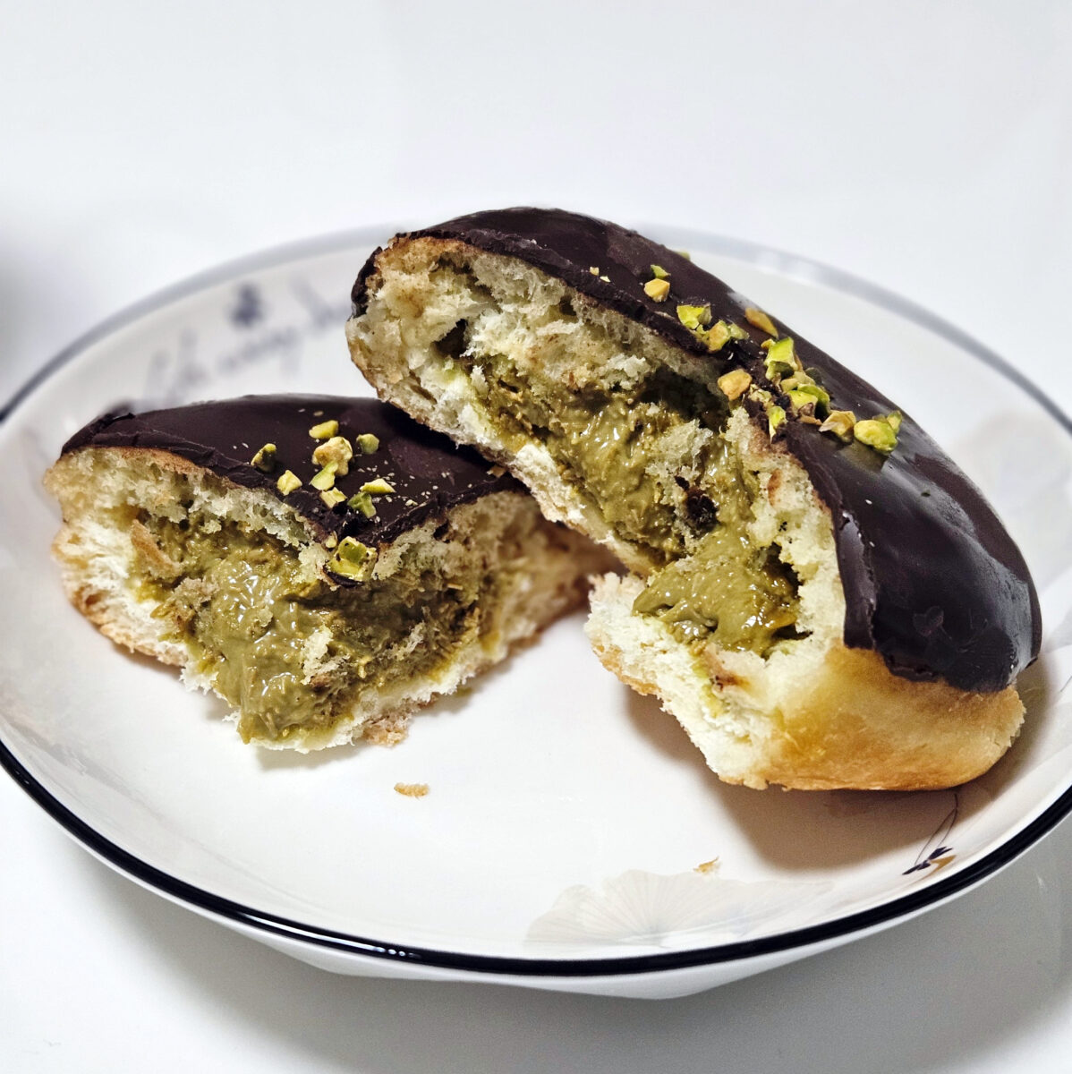 [기타 리뷰] 던킨도너츠 ‘두바이 스타일 초콜릿 도넛’ 전자렌지 돌린 후기