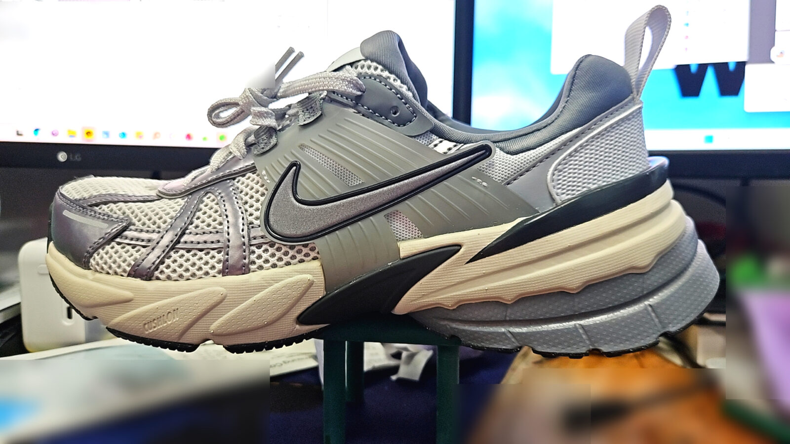 [물건 리뷰] 나이키 V2K 런 사이즈 팁 및 반업 후기