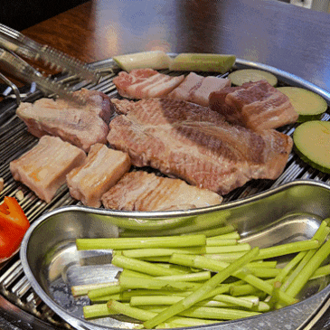 서울숲 맛집 삼겹살 ‘성수터전’ 쫀득 삼겹 시원한데서 구워주는 곳