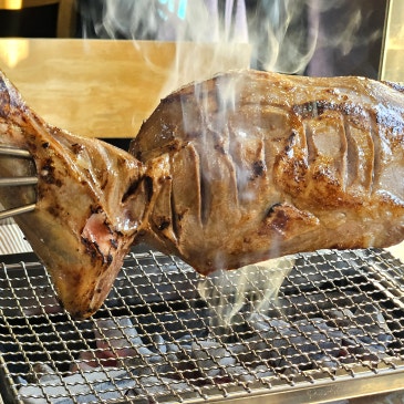 건대 양꼬치 맛집 ‘대흥양다리바베큐 건대점’ 양다리 바베큐 묵직 통다리 뜯기